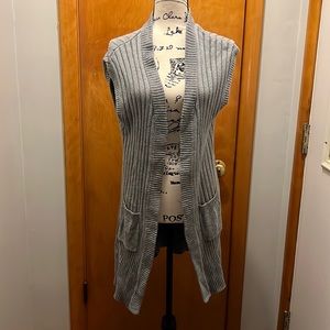 Croft & Barrow Grey sleeveless long cardigan with pockets, no closure